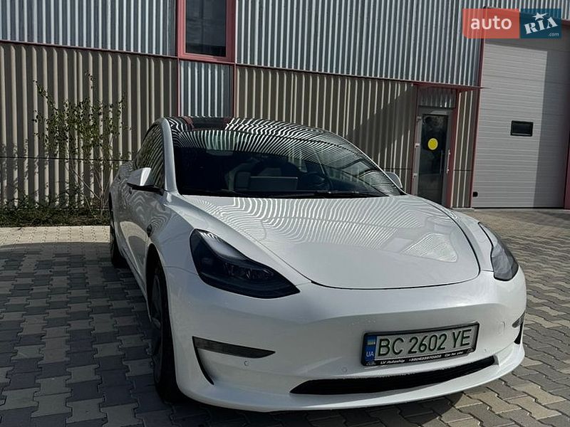 Седан Tesla Model 3 2022 в Дублянах