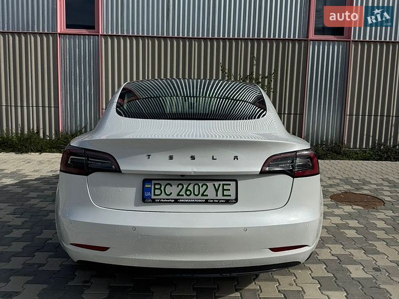 Седан Tesla Model 3 2022 в Дублянах