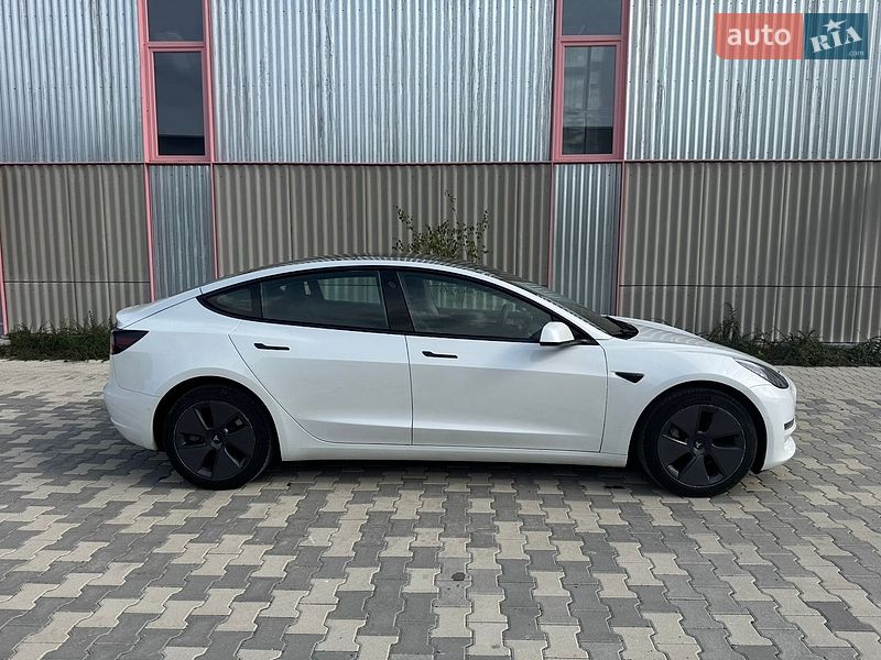 Седан Tesla Model 3 2022 в Дублянах
