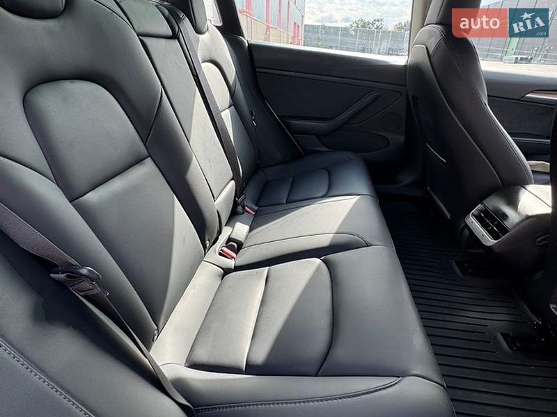 Седан Tesla Model 3 2022 в Дублянах