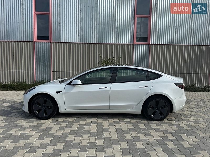 Седан Tesla Model 3 2022 в Дублянах