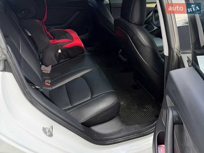 Седан Tesla Model 3 2021 в Черновцах