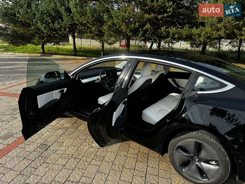 Седан Tesla Model 3 2020 в Львове