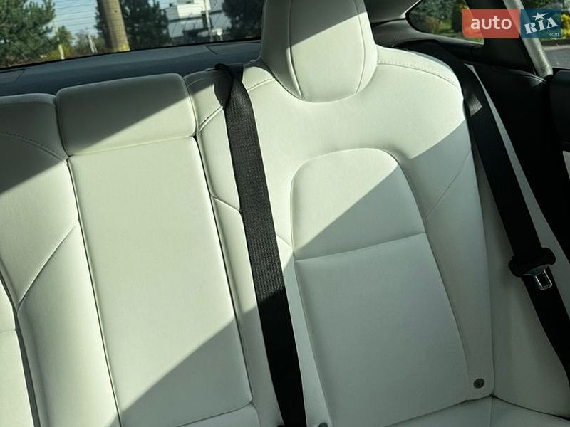 Седан Tesla Model 3 2020 в Львове