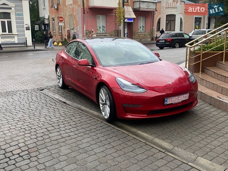 Седан Tesla Model 3 2021 в Ровно