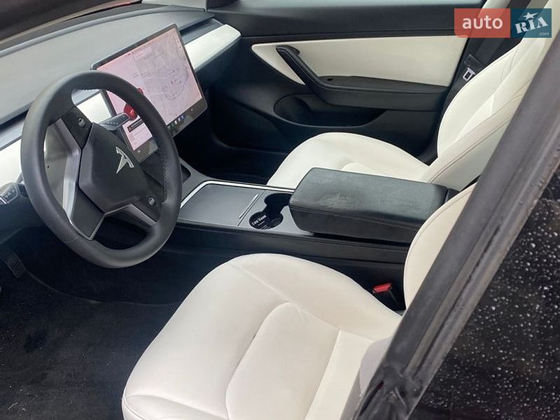 Седан Tesla Model 3 2021 в Ровно