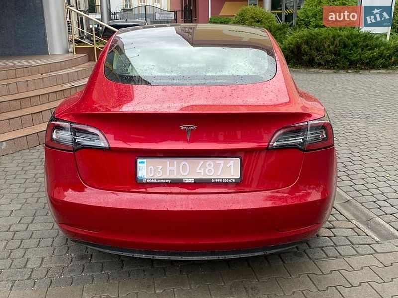 Седан Tesla Model 3 2021 в Ровно