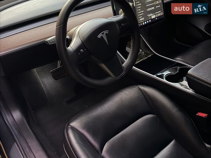 Седан Tesla Model 3 2019 в Львові