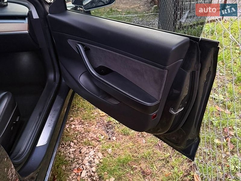 Седан Tesla Model 3 2019 в Львові