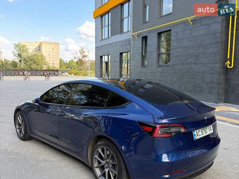 Седан Tesla Model 3 2021 в Львове