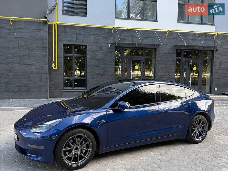 Седан Tesla Model 3 2021 в Львове