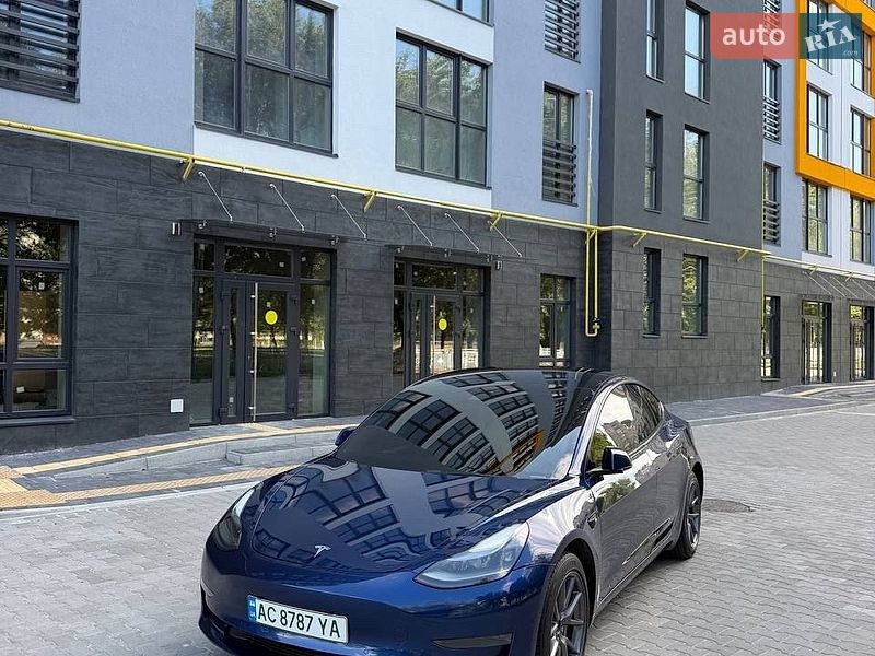 Седан Tesla Model 3 2021 в Львове