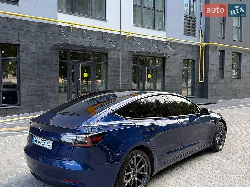 Седан Tesla Model 3 2021 в Львове