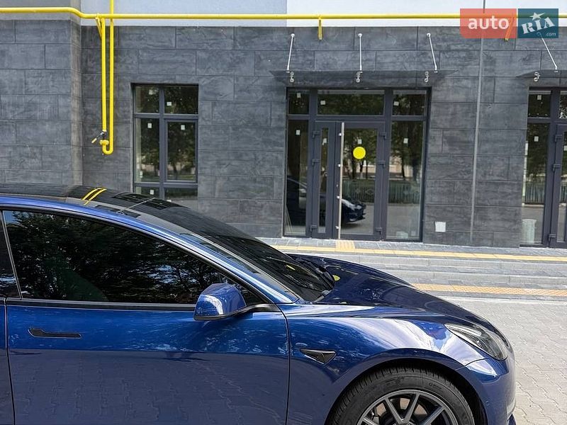 Седан Tesla Model 3 2021 в Львове