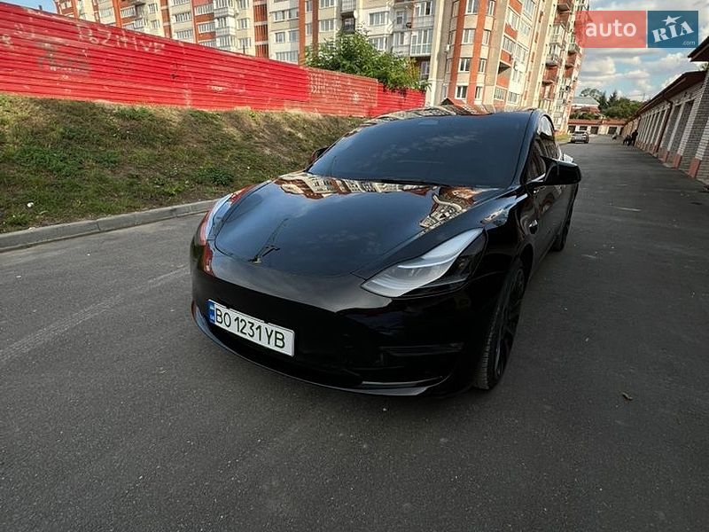 Седан Tesla Model 3 2023 в Тернополі