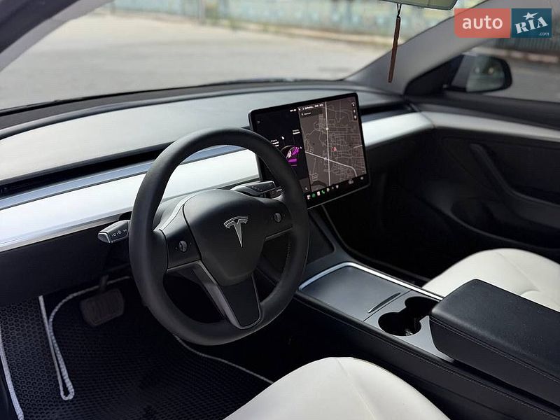 Седан Tesla Model 3 2021 в Львове