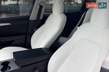 Седан Tesla Model 3 2021 в Львове