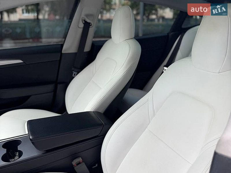 Седан Tesla Model 3 2021 в Львове