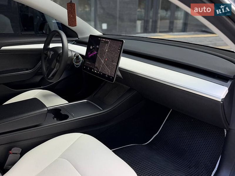Седан Tesla Model 3 2021 в Львове