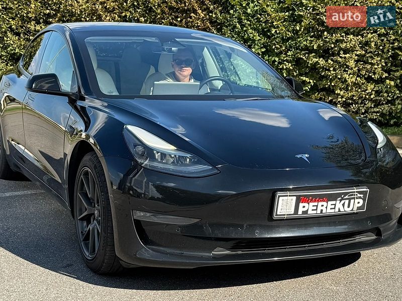 Седан Tesla Model 3 2021 в Киеве
