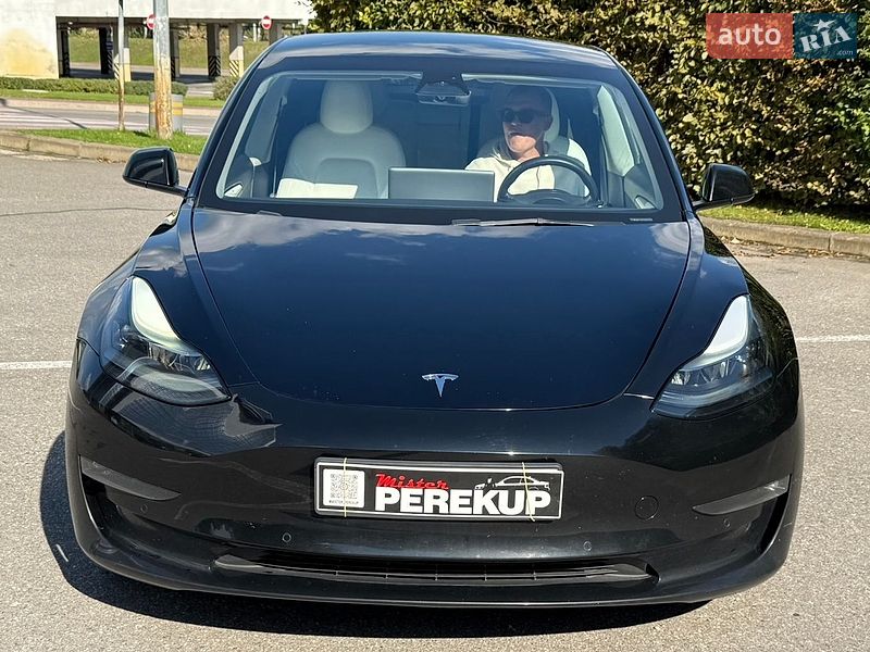Седан Tesla Model 3 2021 в Киеве