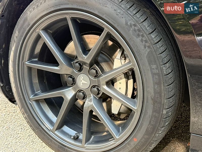 Седан Tesla Model 3 2021 в Киеве