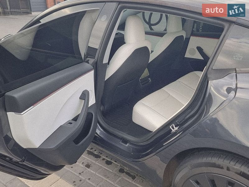 Седан Tesla Model 3 2025 в Кропивницькому