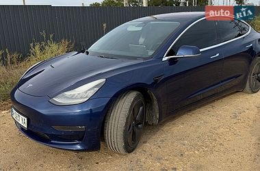 Седан Tesla Model 3 2018 в Авангарді