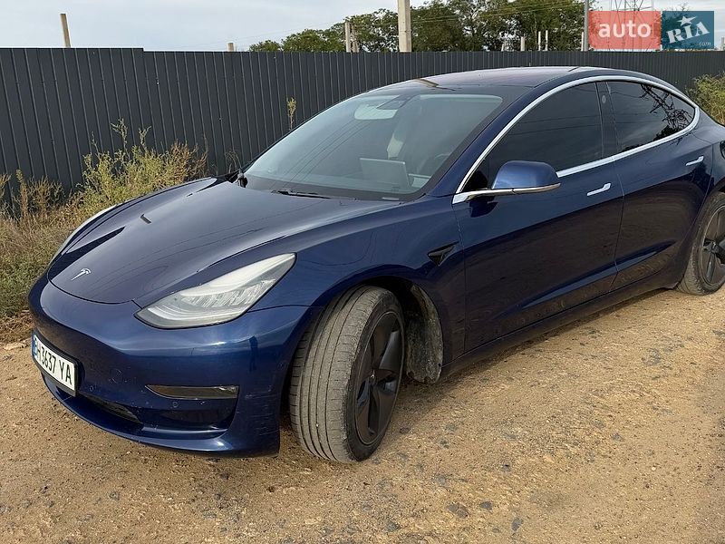 Седан Tesla Model 3 2018 в Авангарді