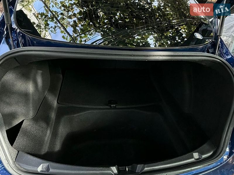Седан Tesla Model 3 2018 в Авангарді