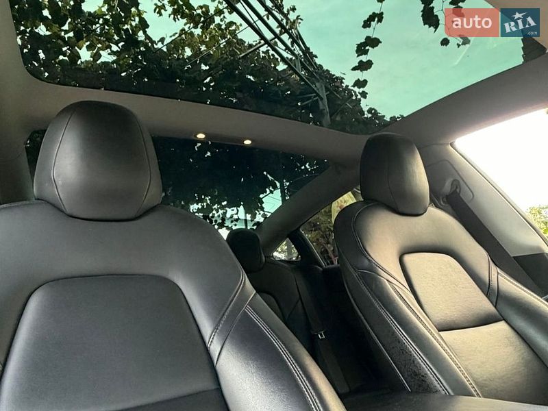 Седан Tesla Model 3 2018 в Авангарді