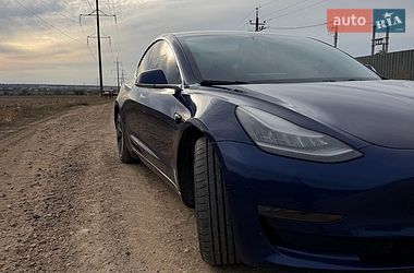 Седан Tesla Model 3 2018 в Авангарді