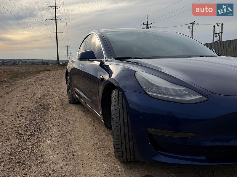 Седан Tesla Model 3 2018 в Авангарді