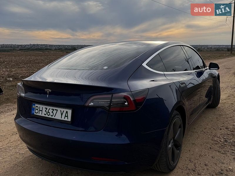 Седан Tesla Model 3 2018 в Авангарде