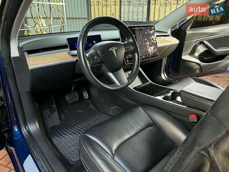 Седан Tesla Model 3 2018 в Авангарді