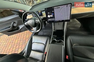 Седан Tesla Model 3 2018 в Авангарді