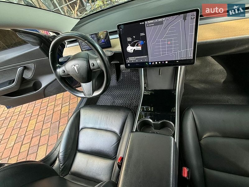 Седан Tesla Model 3 2018 в Авангарді