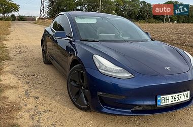 Седан Tesla Model 3 2018 в Авангарді