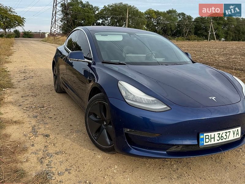 Седан Tesla Model 3 2018 в Авангарді