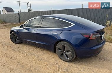 Седан Tesla Model 3 2018 в Авангарді