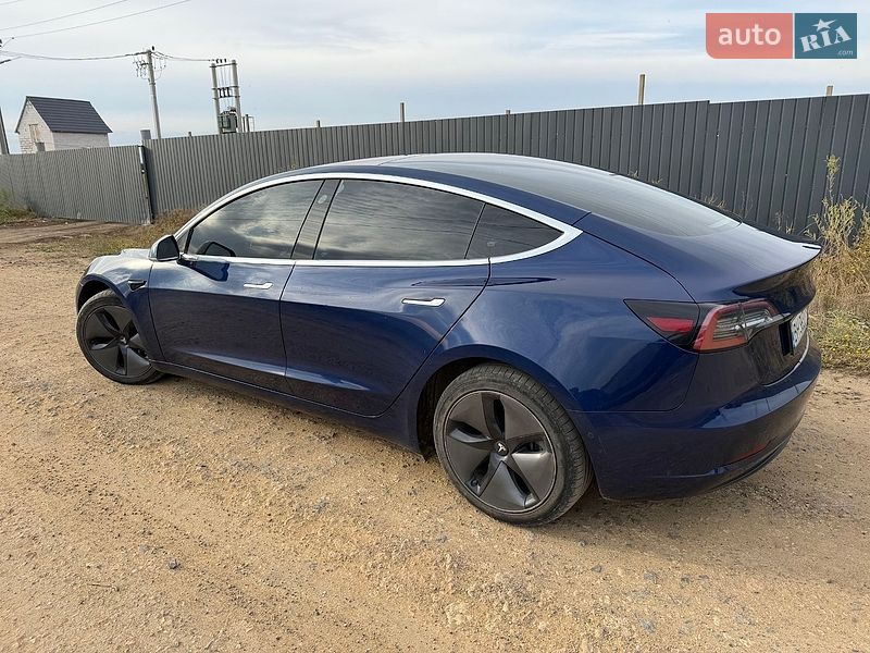 Седан Tesla Model 3 2018 в Авангарді