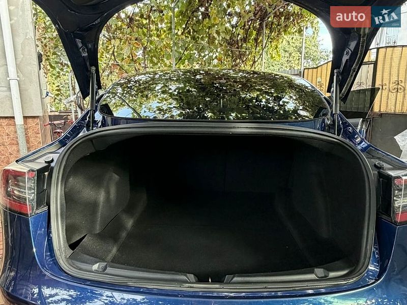 Седан Tesla Model 3 2018 в Авангарде