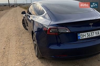 Седан Tesla Model 3 2018 в Авангарді