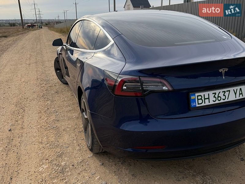 Седан Tesla Model 3 2018 в Авангарді
