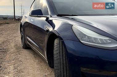 Седан Tesla Model 3 2018 в Авангарді