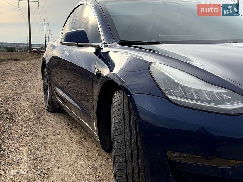 Седан Tesla Model 3 2018 в Авангарді