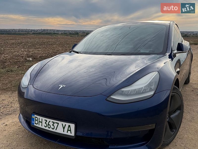 Седан Tesla Model 3 2018 в Авангарді