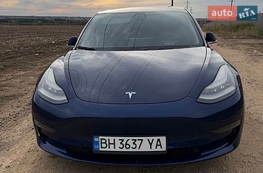 Седан Tesla Model 3 2018 в Авангарді