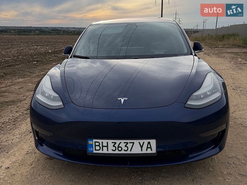 Седан Tesla Model 3 2018 в Авангарді