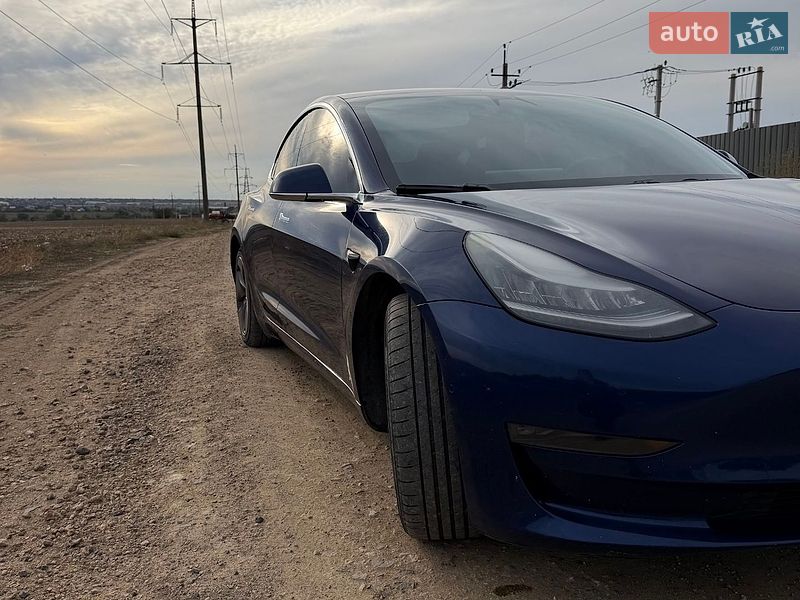 Седан Tesla Model 3 2018 в Авангарде